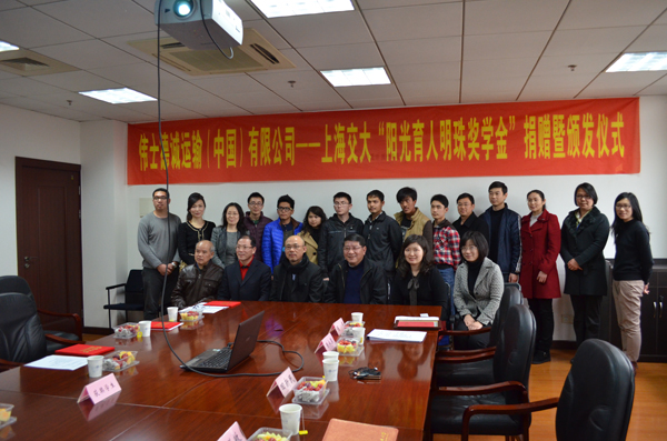 Group photo of leaders, teachers and students.